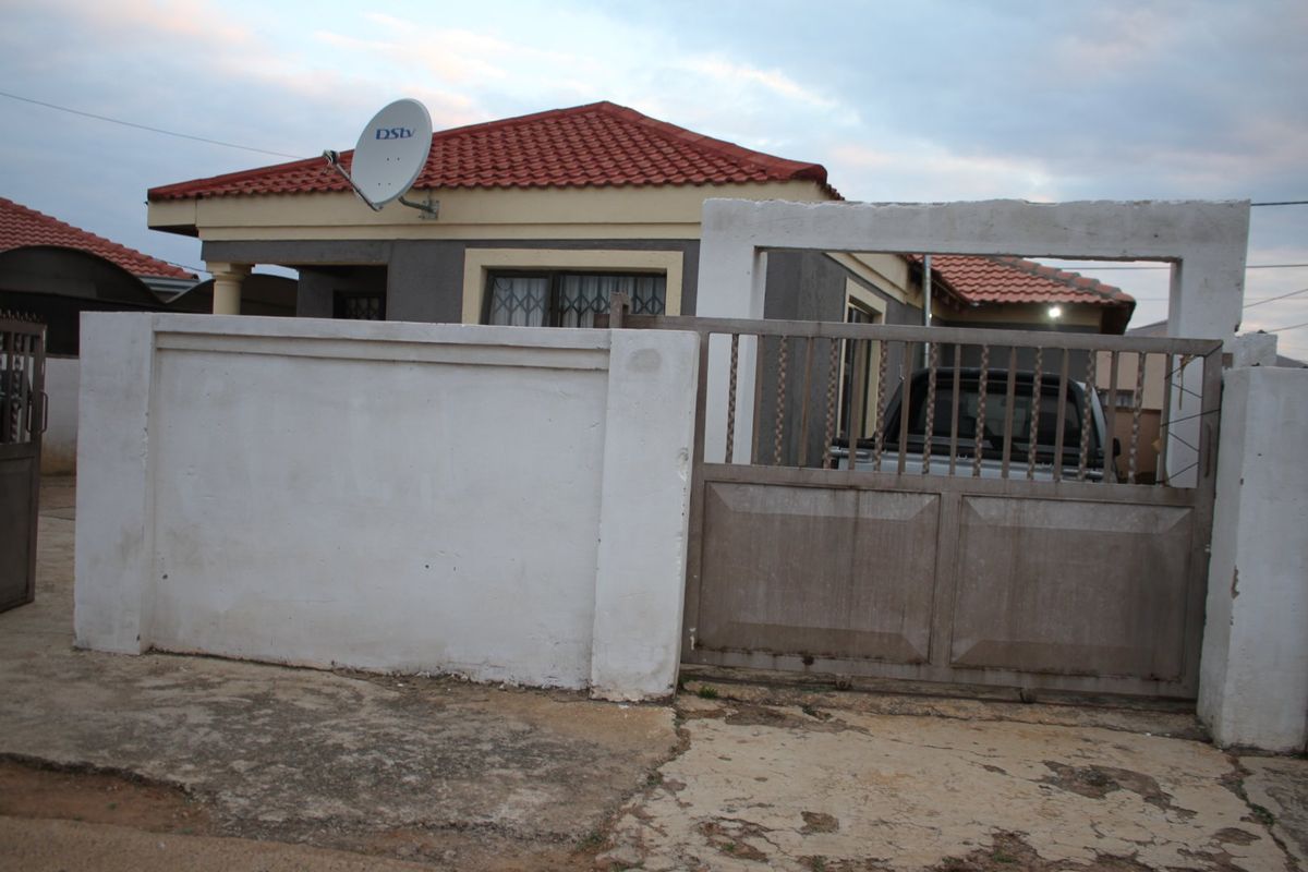 RECENTLY RENOVATED 3 BEDROOM HOUSE - Photo 3