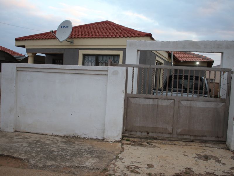 RECENTLY RENOVATED 3 BEDROOM HOUSE - Photo 3