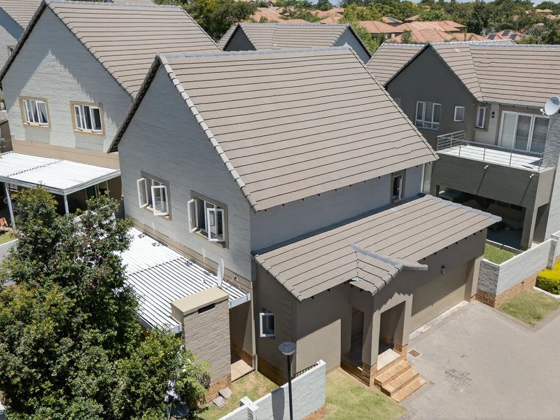 3 bed2,5 stylish family home for sale in Kyalami Hills - Photo 1