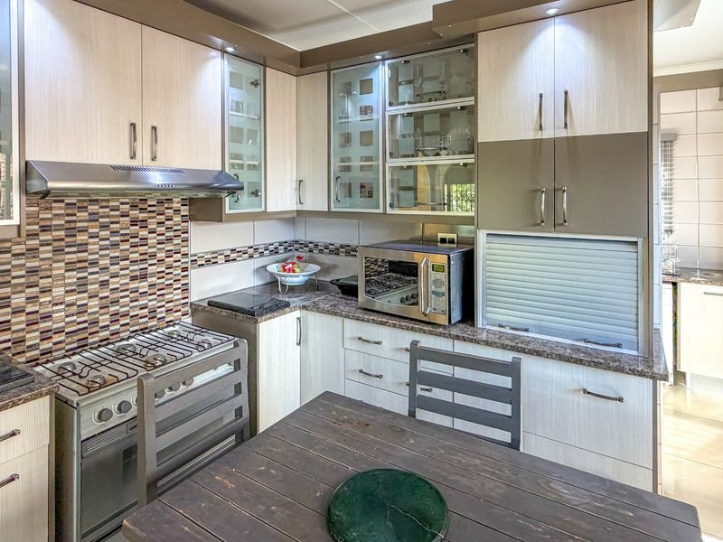 Spacious Family Residence Offering Multi Generational Convenience with Lovely Views and a Flatlet Bonus Meets in Baysville.  - Photo 10