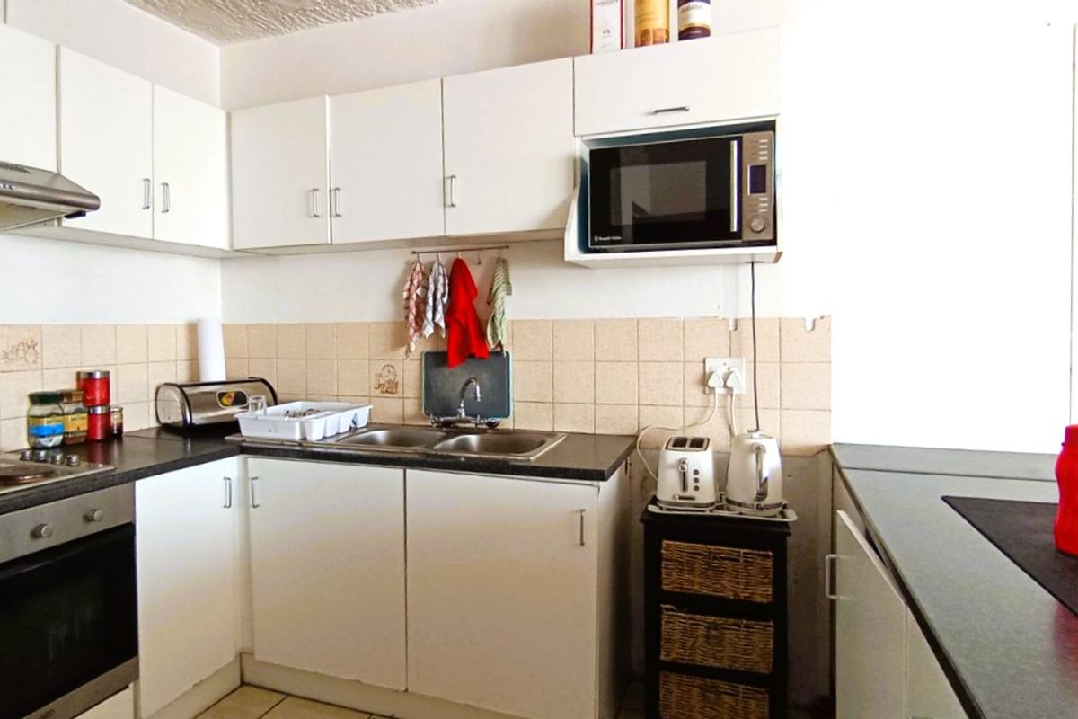2 Bedroom Apartment for Sale in Silverton, Pretoria – Comfortable Living in a Convenient Location - Photo 4
