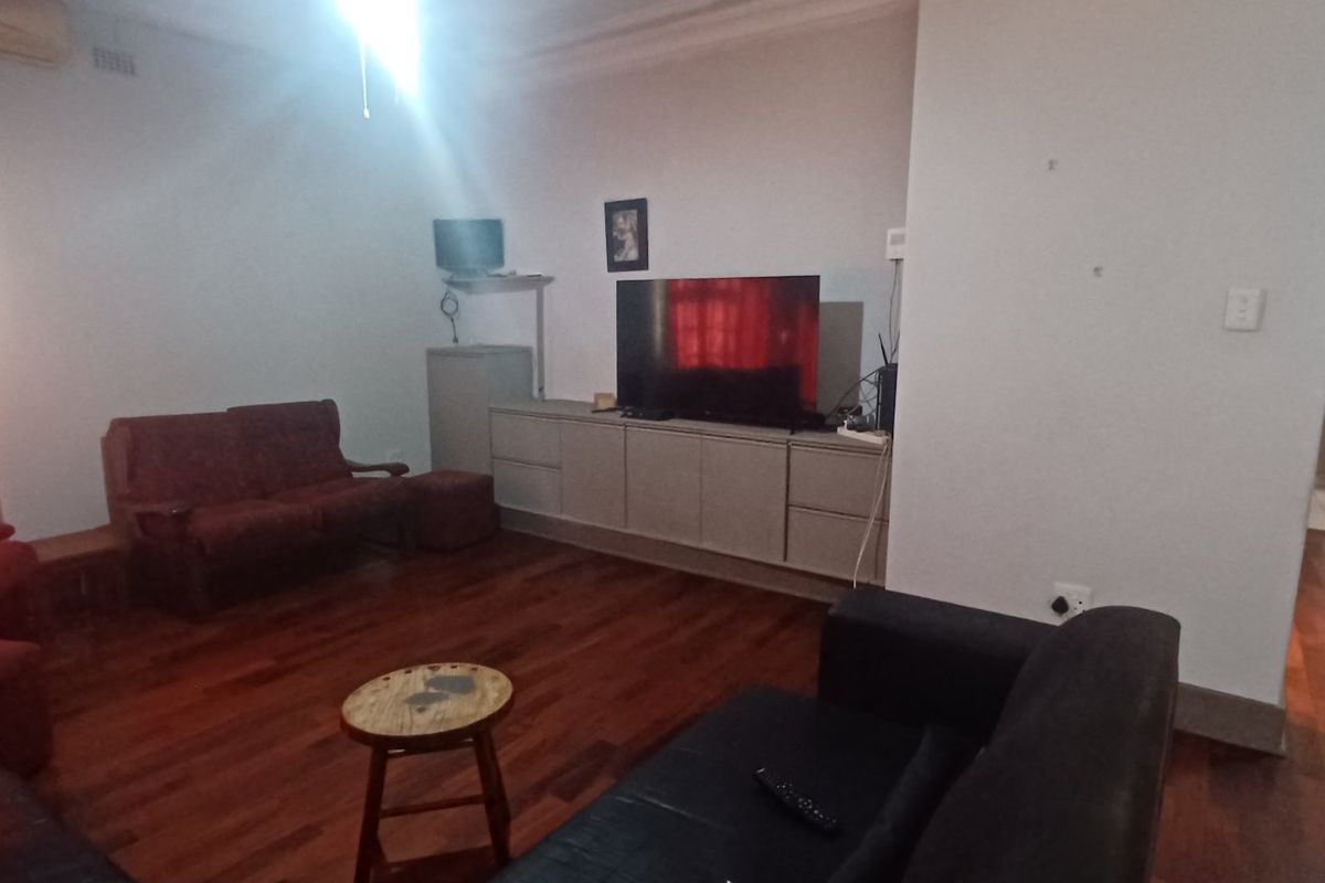 Home on Double Stand with endless Potential in central Kensington - Photo 5