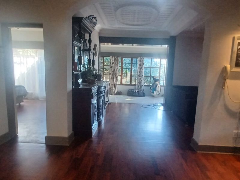 Home on Double Stand with endless Potential in central Kensington - Photo 10