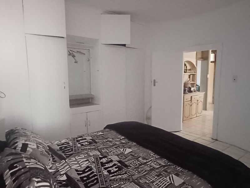 Home on Double Stand with endless Potential in central Kensington - Photo 9