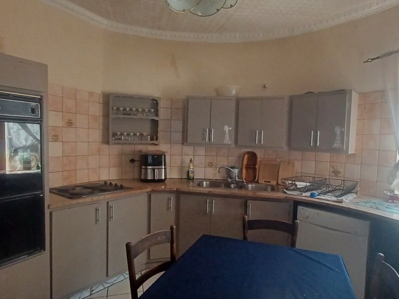 Home on Double Stand with endless Potential in central Kensington - Photo 8