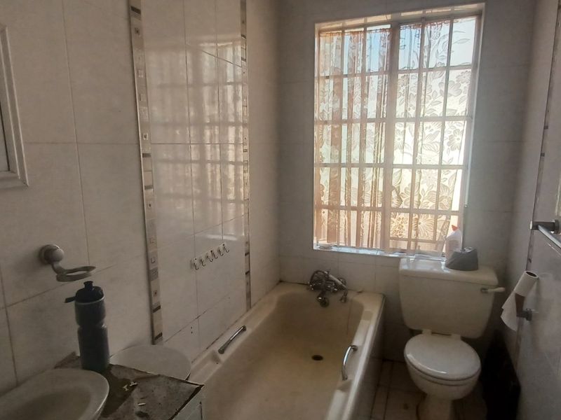 Home on Double Stand with endless Potential in central Kensington - Photo 7