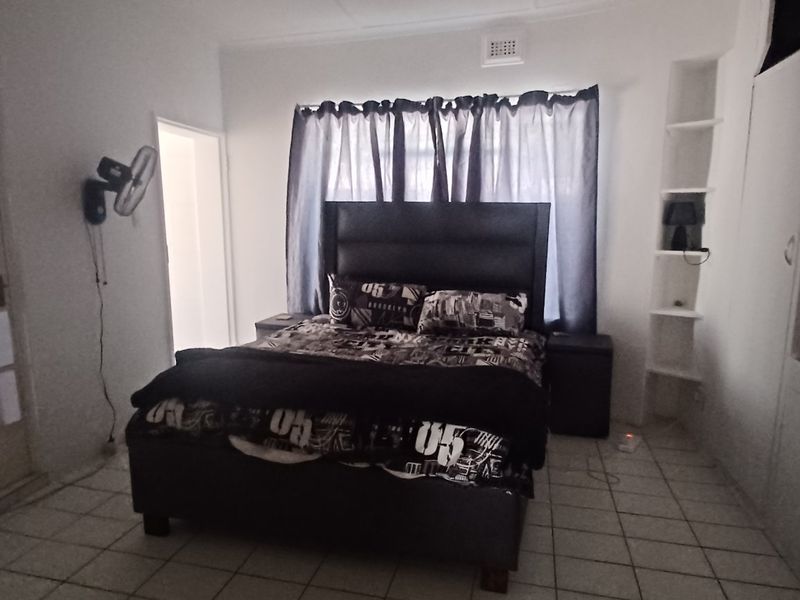 Home on Double Stand with endless Potential in central Kensington - Photo 6