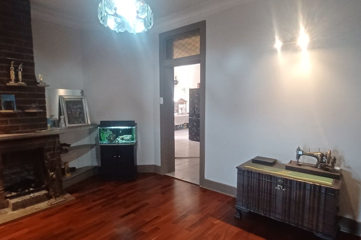 Home on Double Stand with endless Potential in central Kensington - Photo 3
