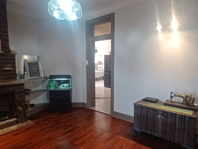 Home on Double Stand with endless Potential in central Kensington - Photo 3