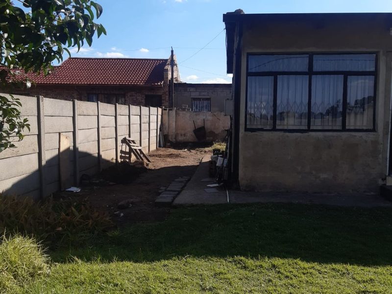 Two Bedroom House with 4 Outside Rooms - Photo 4