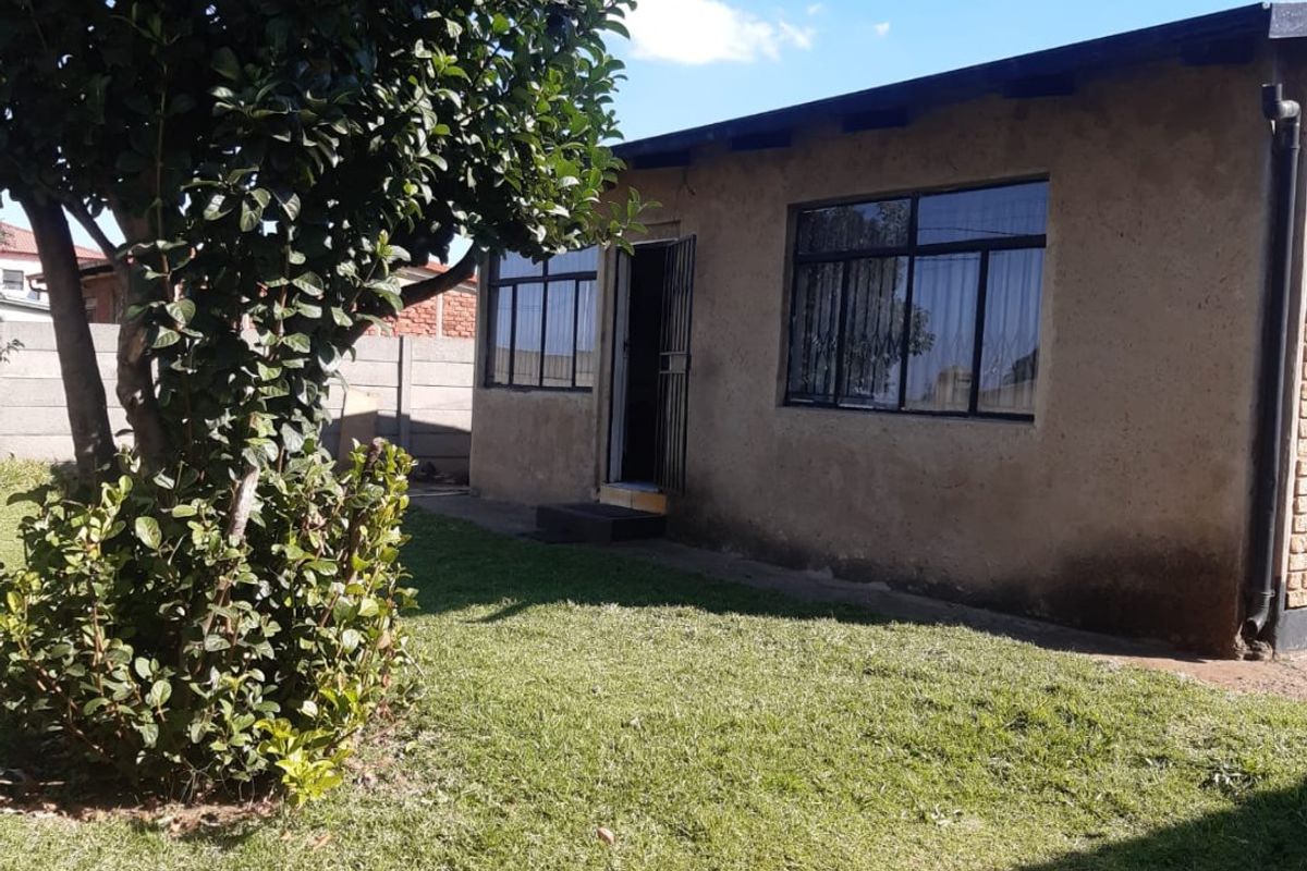 Two Bedroom House with 4 Outside Rooms - Photo 5