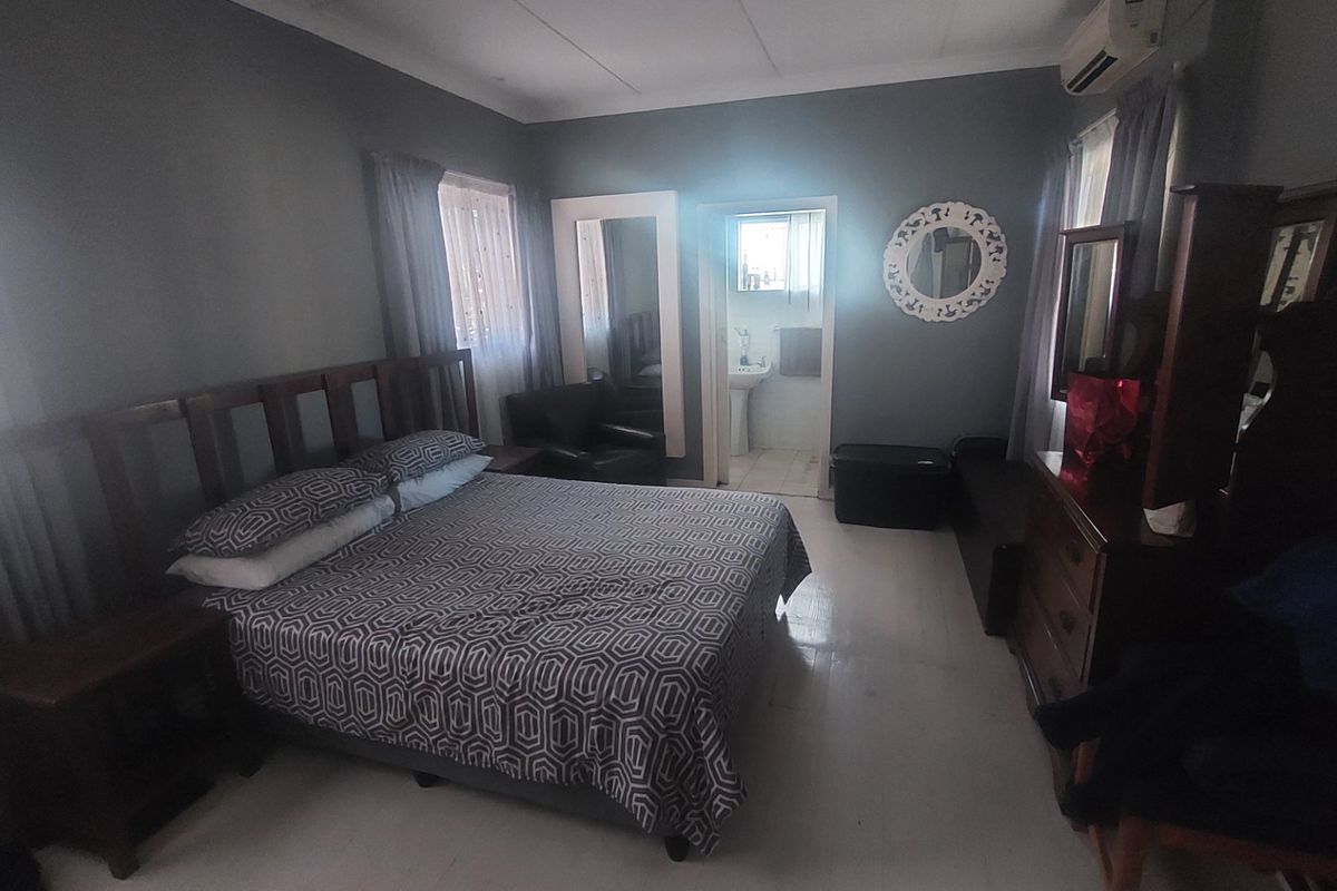 Family home in Bluff with pet friendly charm - Photo 5