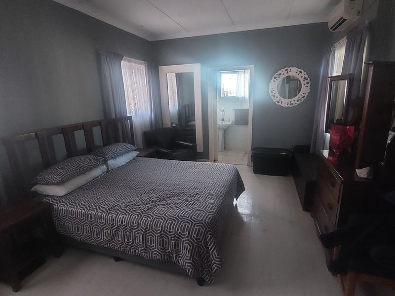 Family home in Bluff with pet friendly charm - Photo 5