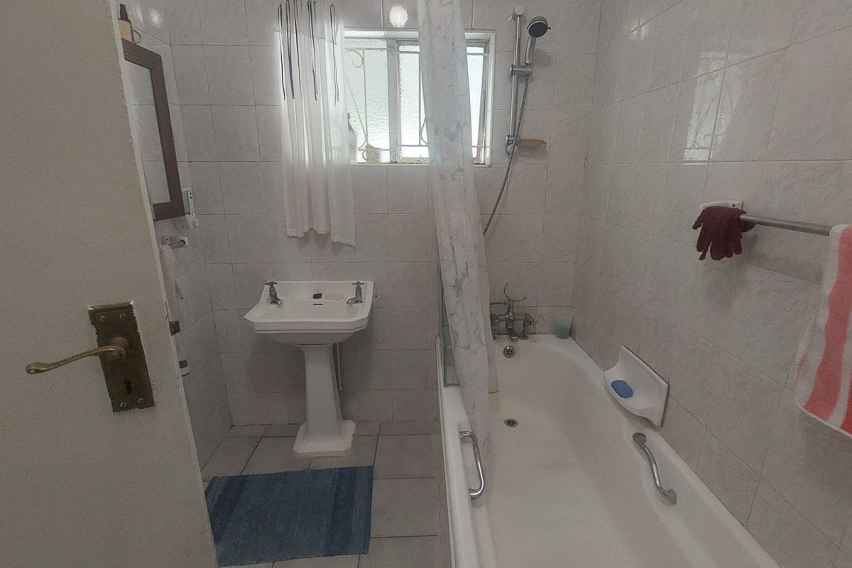 Family home in Bluff with pet friendly charm - Photo 4