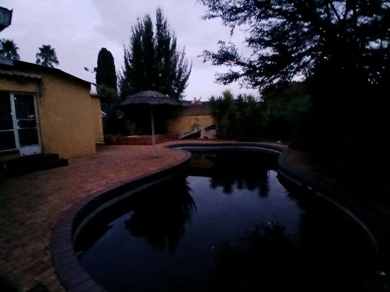 Large 4 bedroom 2 bathroom Family Home - Photo 10