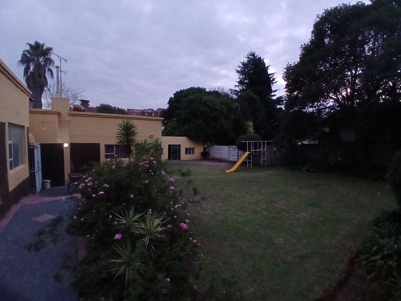 Large 4 bedroom 2 bathroom Family Home - Photo 9