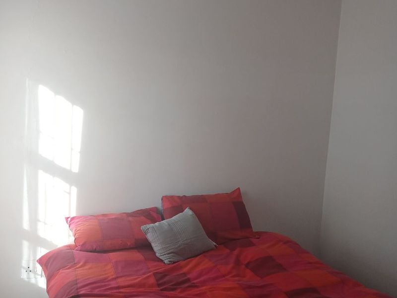 Large 4 bedroom 2 bathroom Family Home - Photo 7