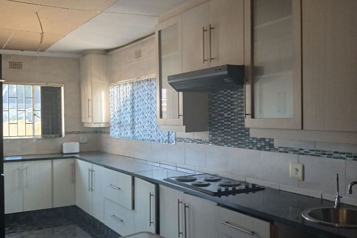Large 4 bedroom 2 bathroom Family Home - Photo 2