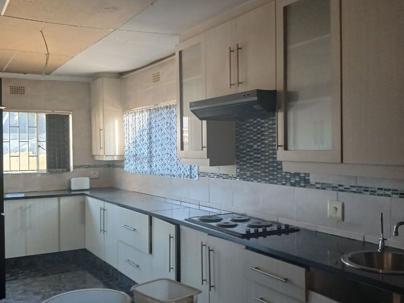 Large 4 bedroom 2 bathroom Family Home - Photo 2