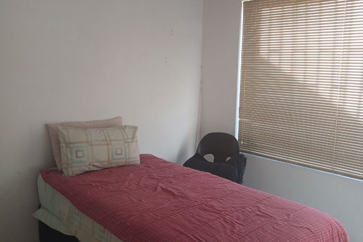 Large 4 bedroom 2 bathroom Family Home - Photo 3