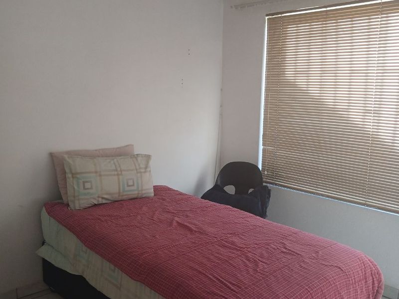 Large 4 bedroom 2 bathroom Family Home - Photo 3