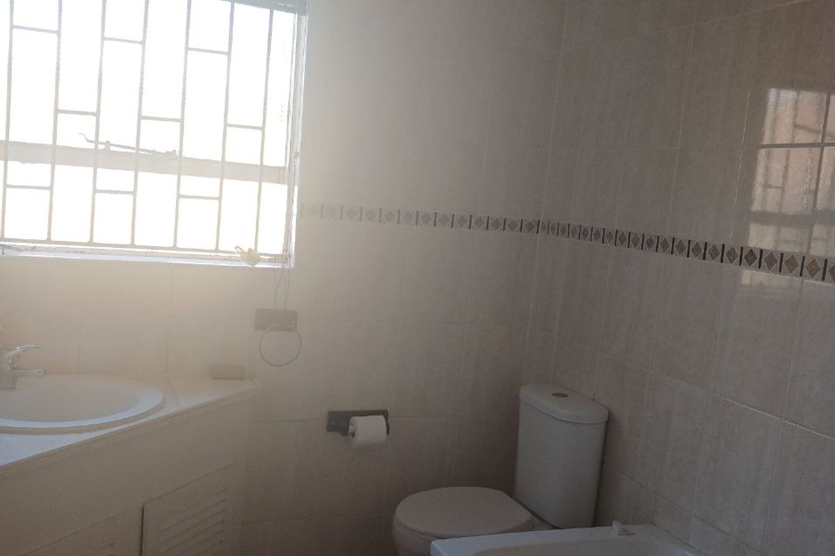 Large 4 bedroom 2 bathroom Family Home - Photo 4