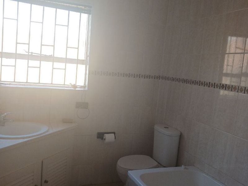 Large 4 bedroom 2 bathroom Family Home - Photo 4