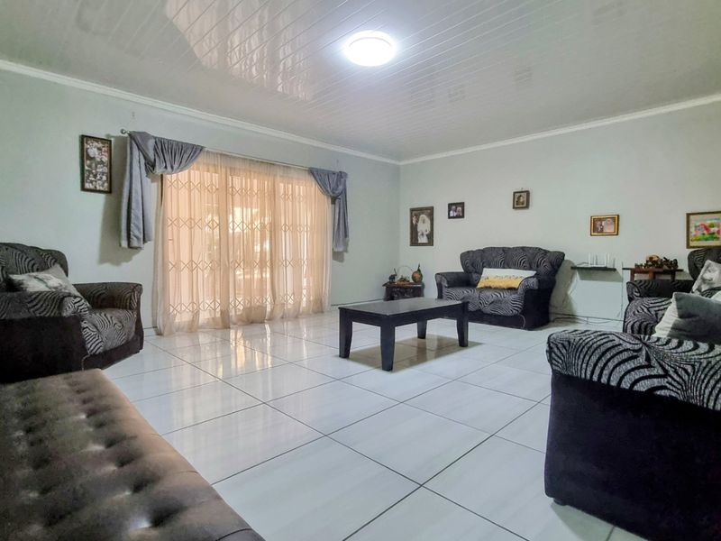 Modern Four-Bedroom Family Home on 2.4ha Agricultural Holding - Photo 2