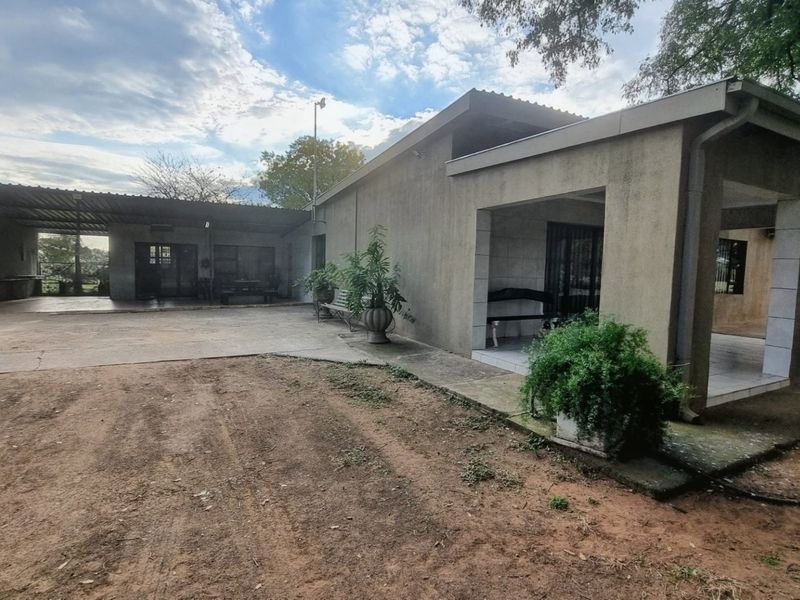 Modern Four-Bedroom Family Home on 2.4ha Agricultural Holding - Photo 3