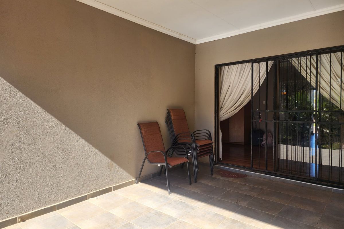 3 BEDROOM TOWNHOUSE IN WILKOPPIES - Photo 3