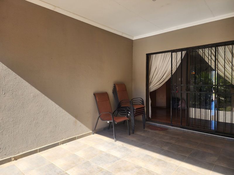 3 BEDROOM TOWNHOUSE IN WILKOPPIES - Photo 3
