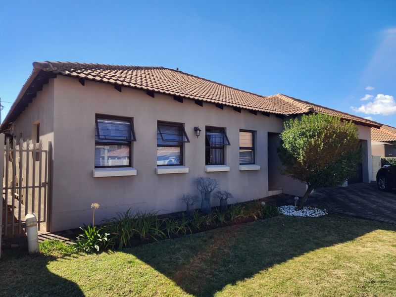 3 BEDROOM TOWNHOUSE IN WILKOPPIES - Photo 1
