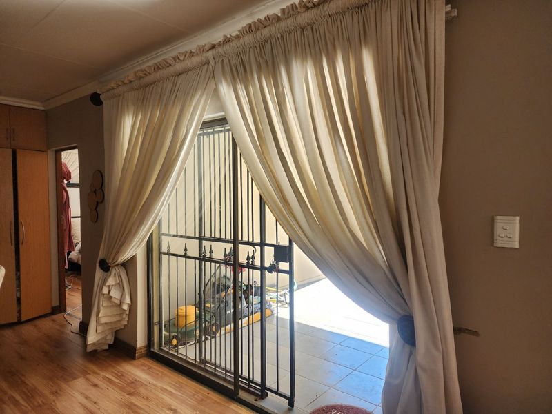 3 BEDROOM TOWNHOUSE IN WILKOPPIES - Photo 8