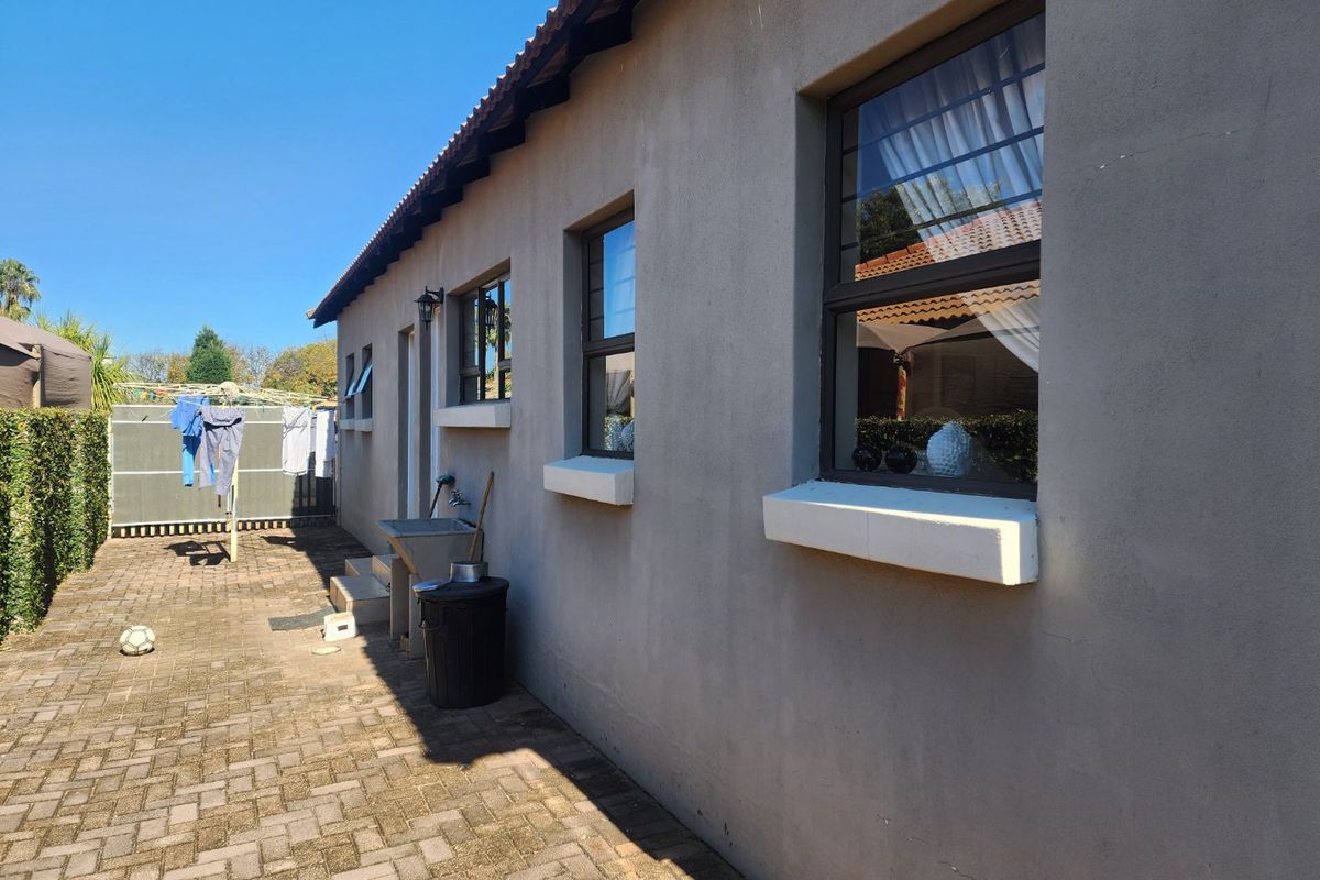 3 BEDROOM TOWNHOUSE IN WILKOPPIES - Photo 5