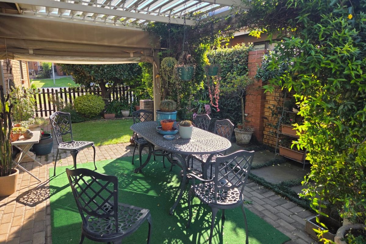 MODERN PET-FRIENDLY SIMPLEX IN A BEAUTIFUL LIFESTYLE ESTATE FOR OVER 50s - Photo 2