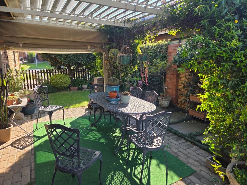 MODERN PET-FRIENDLY SIMPLEX IN A BEAUTIFUL LIFESTYLE ESTATE FOR OVER 50s - Photo 2