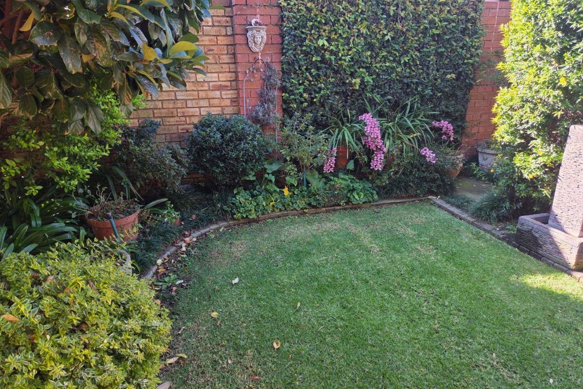 MODERN PET-FRIENDLY SIMPLEX IN A BEAUTIFUL LIFESTYLE ESTATE FOR OVER 50s - Photo 3