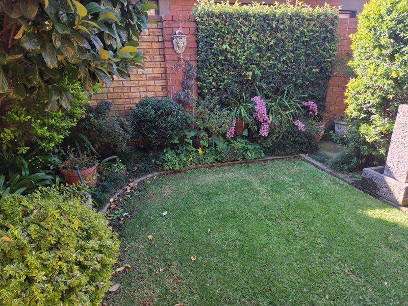 MODERN PET-FRIENDLY SIMPLEX IN A BEAUTIFUL LIFESTYLE ESTATE FOR OVER 50s - Photo 3