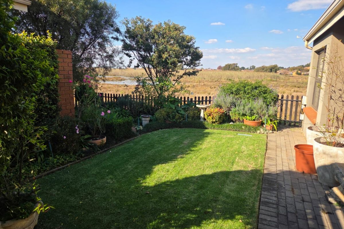 MODERN PET-FRIENDLY SIMPLEX IN A BEAUTIFUL LIFESTYLE ESTATE FOR OVER 50s - Photo 5