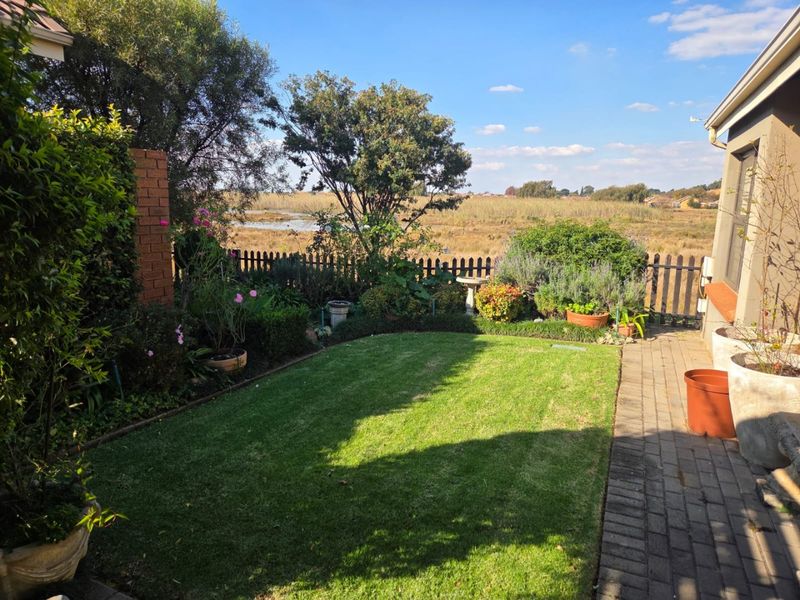 MODERN PET-FRIENDLY SIMPLEX IN A BEAUTIFUL LIFESTYLE ESTATE FOR OVER 50s - Photo 5