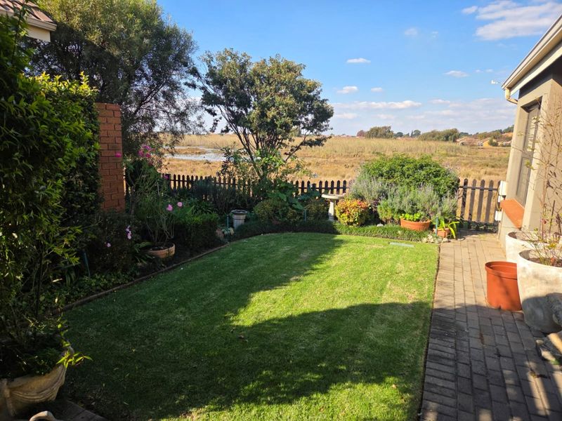 MODERN PET-FRIENDLY SIMPLEX IN A BEAUTIFUL LIFESTYLE ESTATE FOR OVER 50s - Photo 8