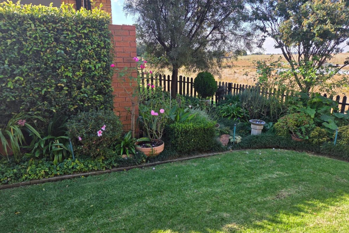 MODERN PET-FRIENDLY SIMPLEX IN A BEAUTIFUL LIFESTYLE ESTATE FOR OVER 50s - Photo 4