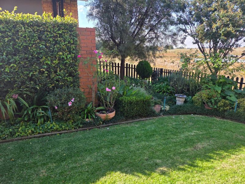MODERN PET-FRIENDLY SIMPLEX IN A BEAUTIFUL LIFESTYLE ESTATE FOR OVER 50s - Photo 4