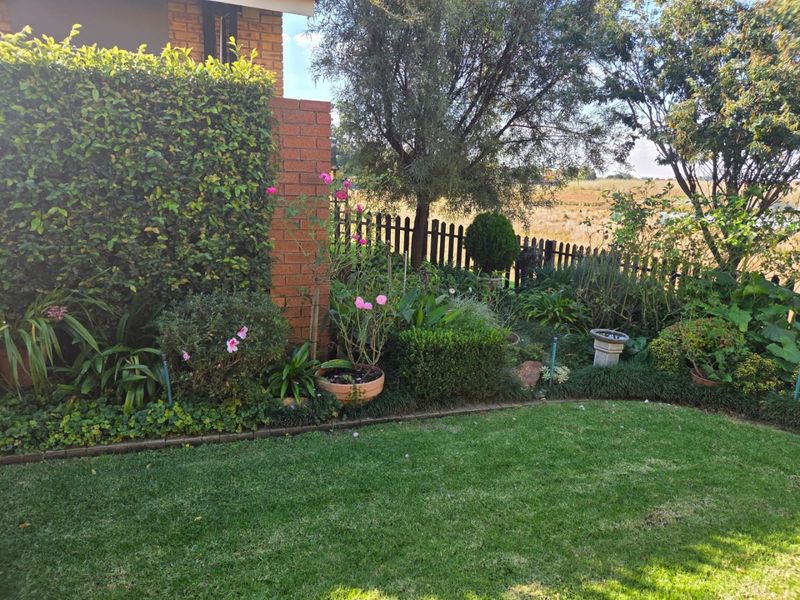 MODERN PET-FRIENDLY SIMPLEX IN A BEAUTIFUL LIFESTYLE ESTATE FOR OVER 50s - Photo 6
