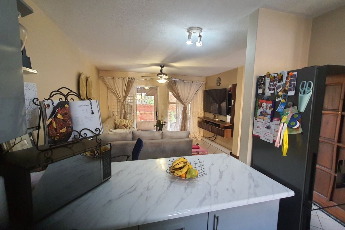 Charming 3 Bed with large garden in 24 hour guarded complex - Photo 4