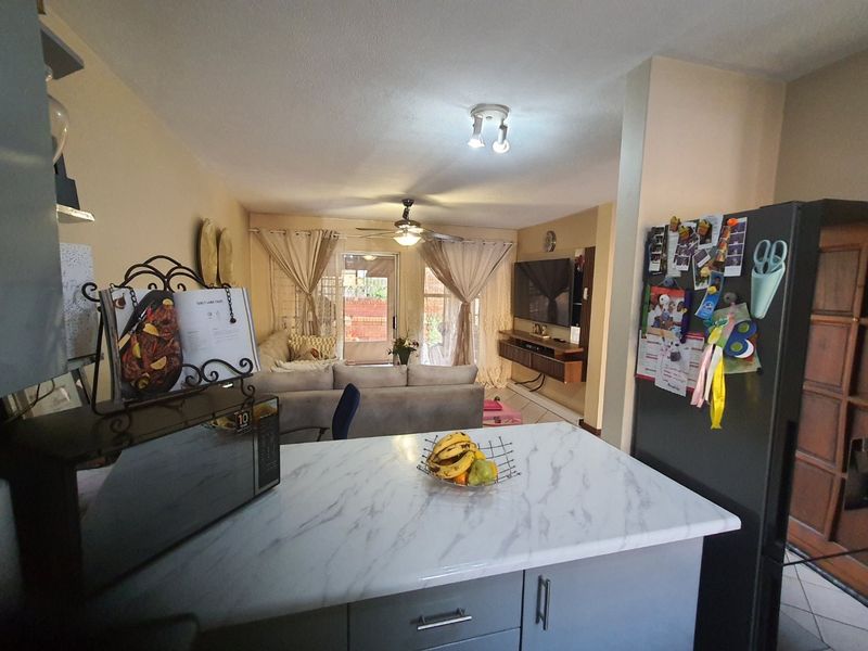 Charming 3 Bed with large garden in 24 hour guarded complex - Photo 4