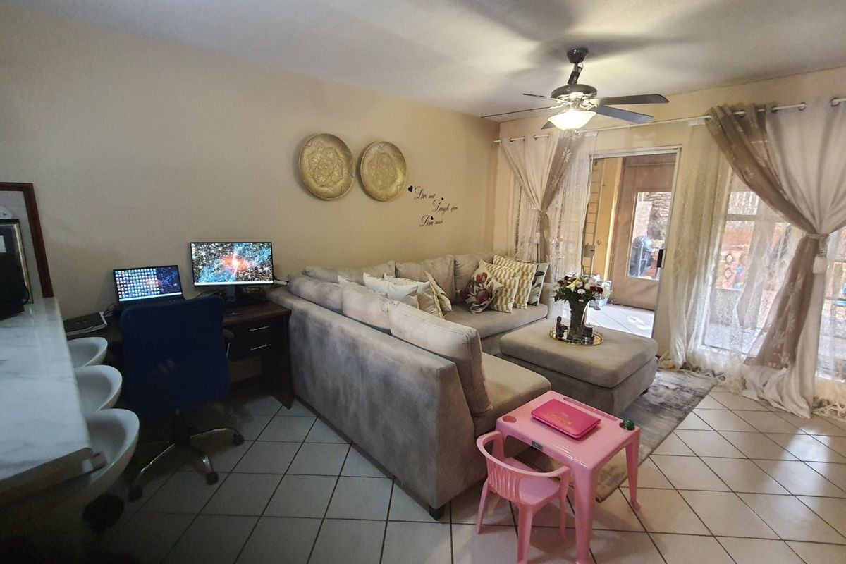 Charming 3 Bed with large garden in 24 hour guarded complex - Photo 5