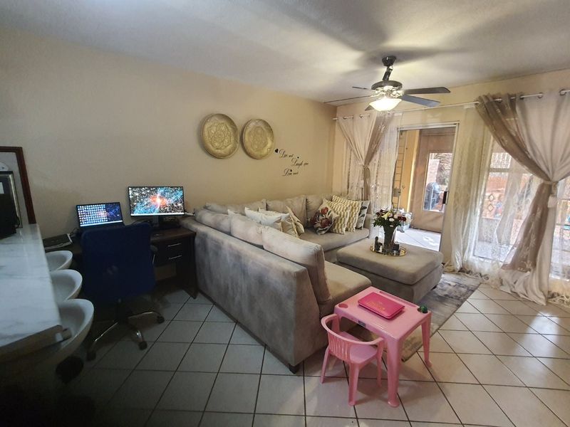 Charming 3 Bed with large garden in 24 hour guarded complex - Photo 5
