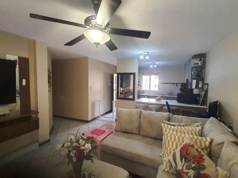 Charming 3 Bed with large garden in 24 hour guarded complex - Photo 1