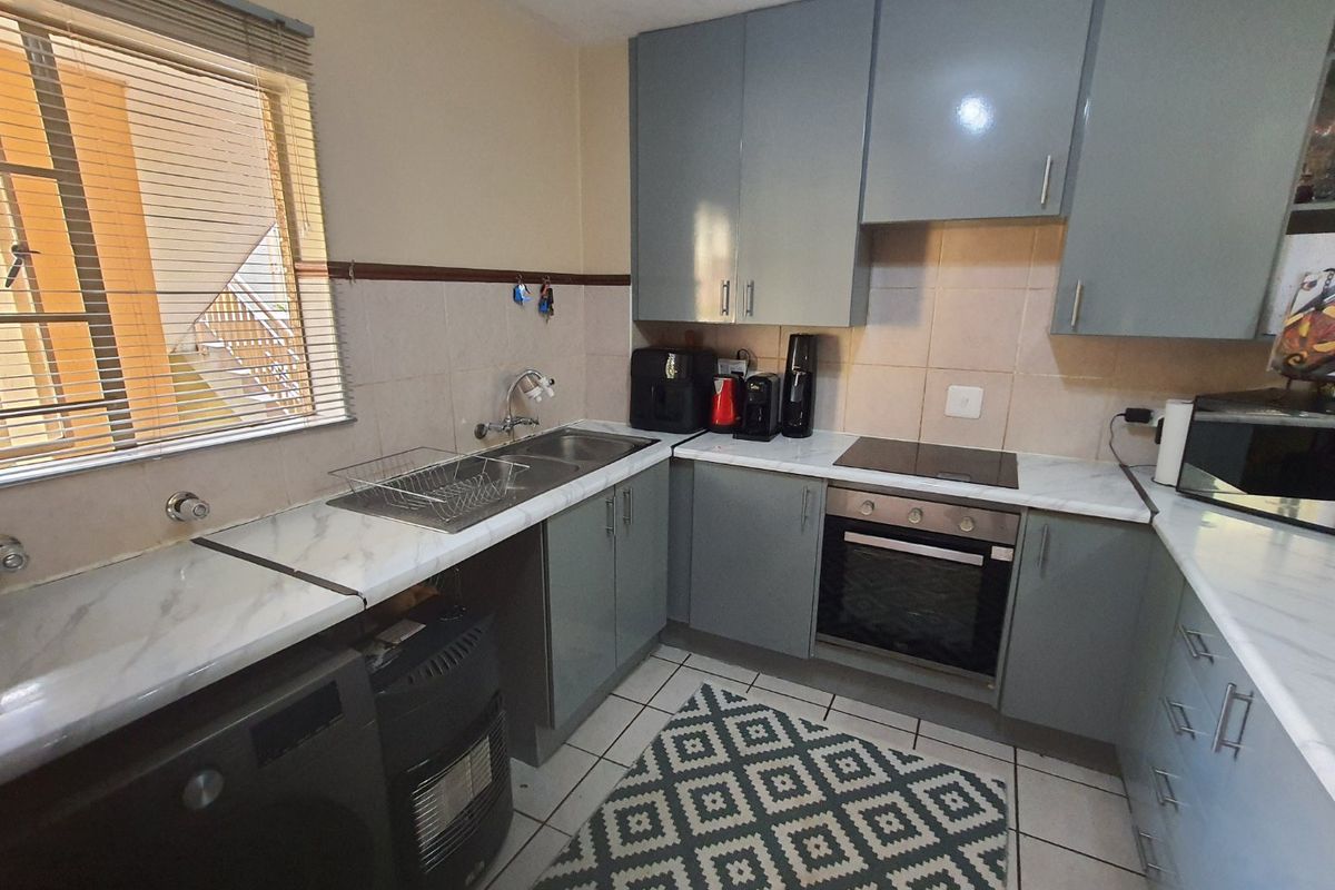 Charming 3 Bed with large garden in 24 hour guarded complex - Photo 2